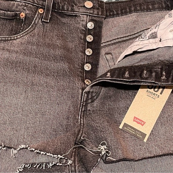NWT Levi’s 501 Button Fly Cut Off Faded Black Jean Shorts Size 33 Raw Hem - Picture 3 of 5